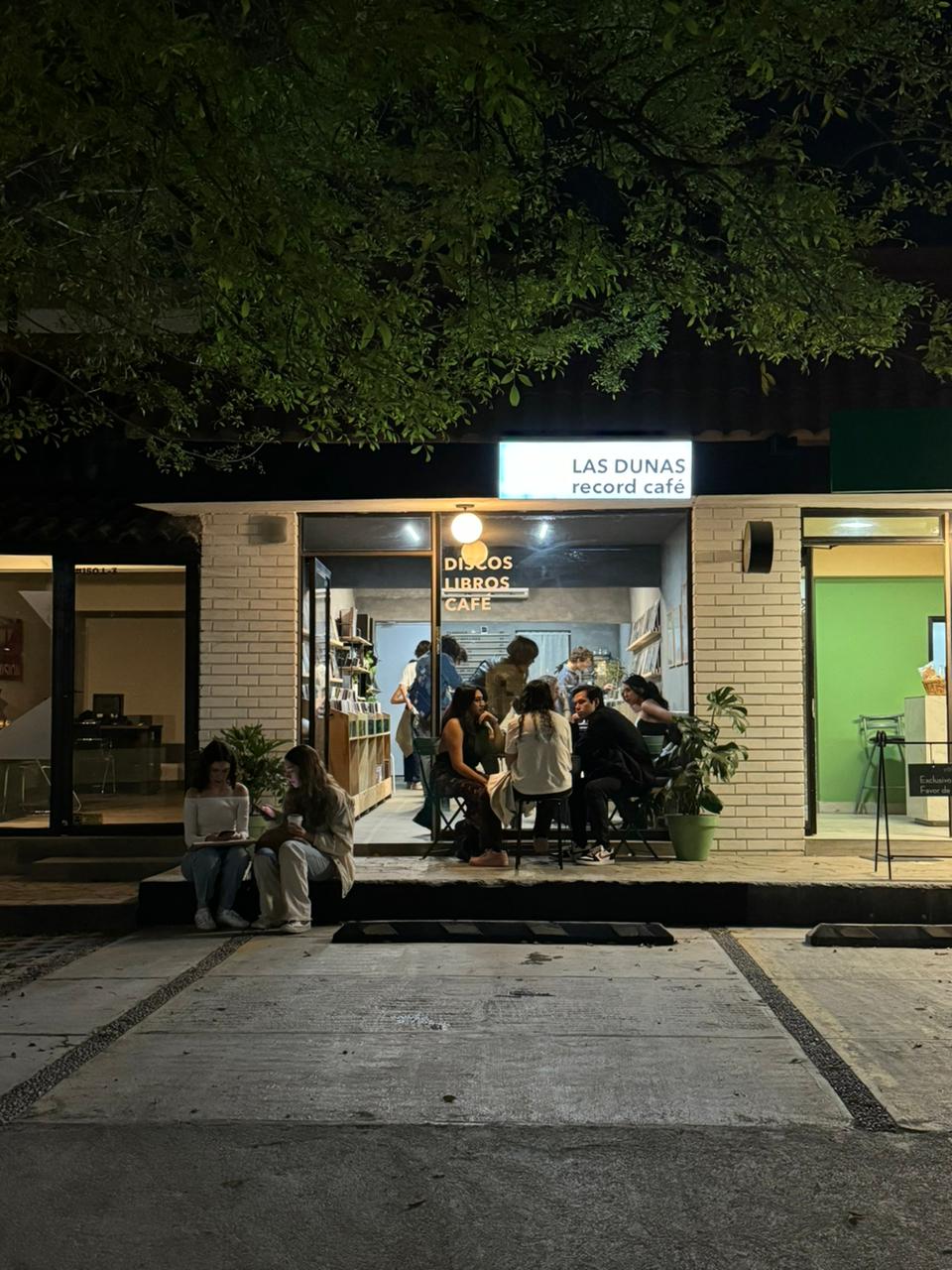 Las Dunas Record Café